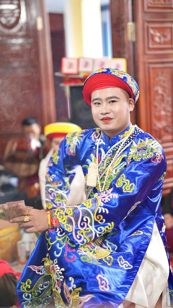Hình ảnh thực hành giá hầu của cậu đồng Tiến Đức