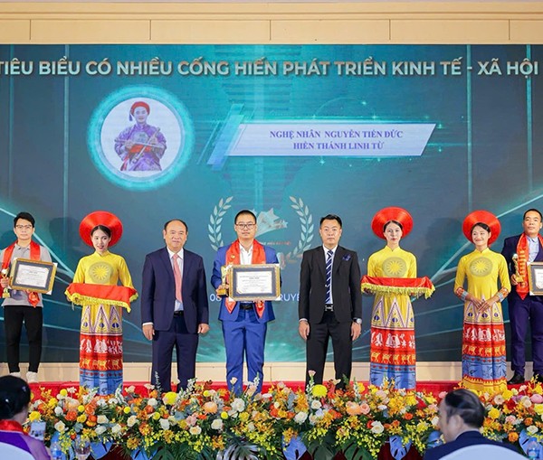 Cậu đồng Tiến Đức nhận chứng nhận