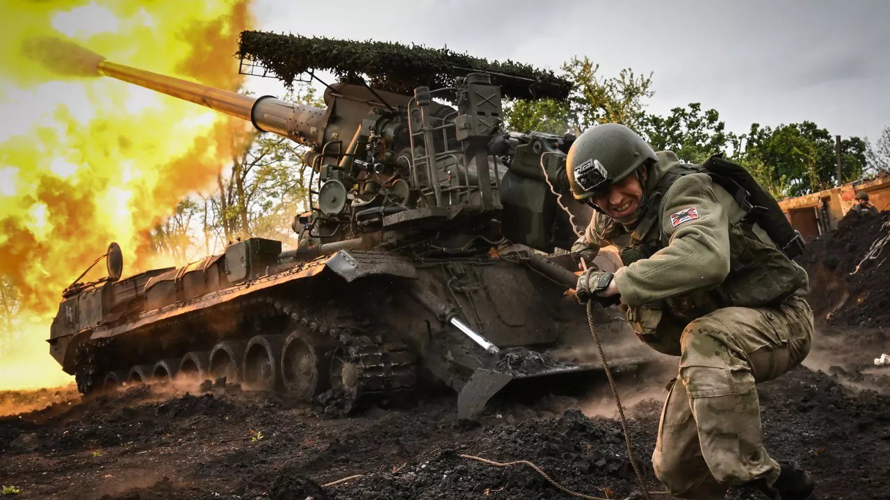 Binh sĩ Nga nã pháo trên tiền tuyến Ukraine (ảnh: TASS)