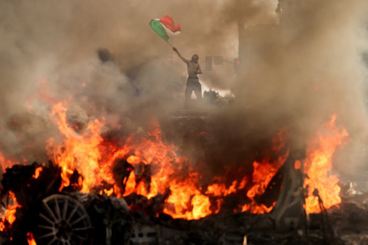 Người biểu tình ở Los Angeles, Mỹ, cầm cờ Mexico hôm 8/6/2025. Ảnh: Reuters.