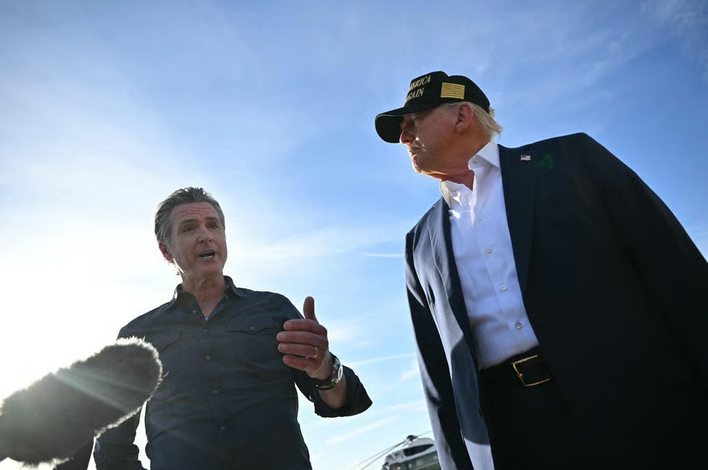 Thống đốc bang California Gavin Newsom (bên trái) và ông Trump trong một cuộc gặp (ảnh: CNN)