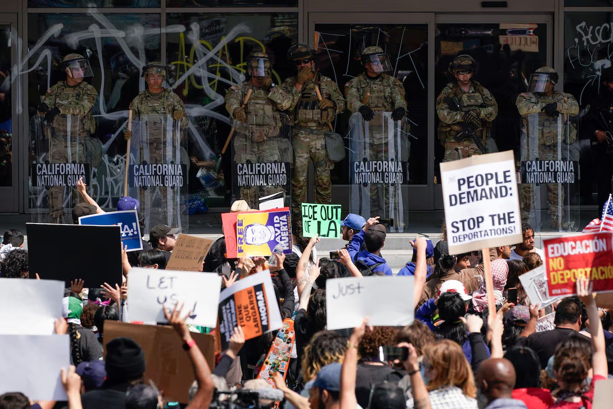 Lực lượng Vệ binh Quốc gia ở Los Angeles (ảnh: Reuters)