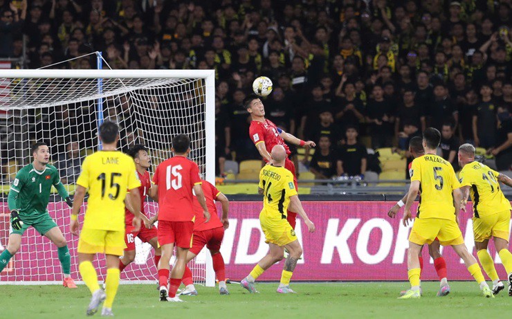 Hàng thủ Việt Nam phải vất vả chống đỡ các đợt tấn công của Malaysia
