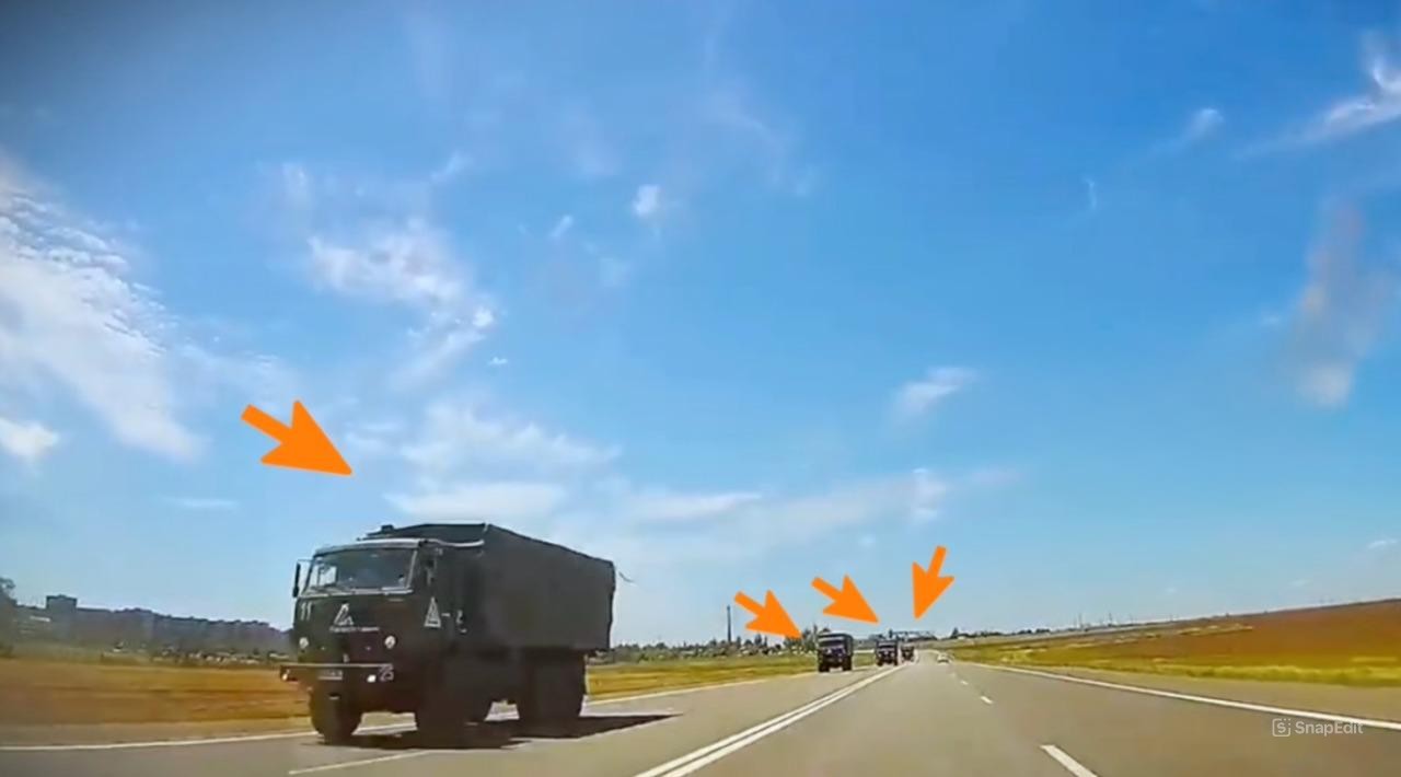 Đoàn xe quân sự Nga di chuyển từ Crimea tới vùng Sumy có ký hiệu hình tam giác lồng trong một tam giác khác. Ảnh chụp màn hình video.