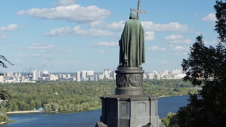 Tượng Vladimir đại đế ở Kiev. Ảnh: BBC