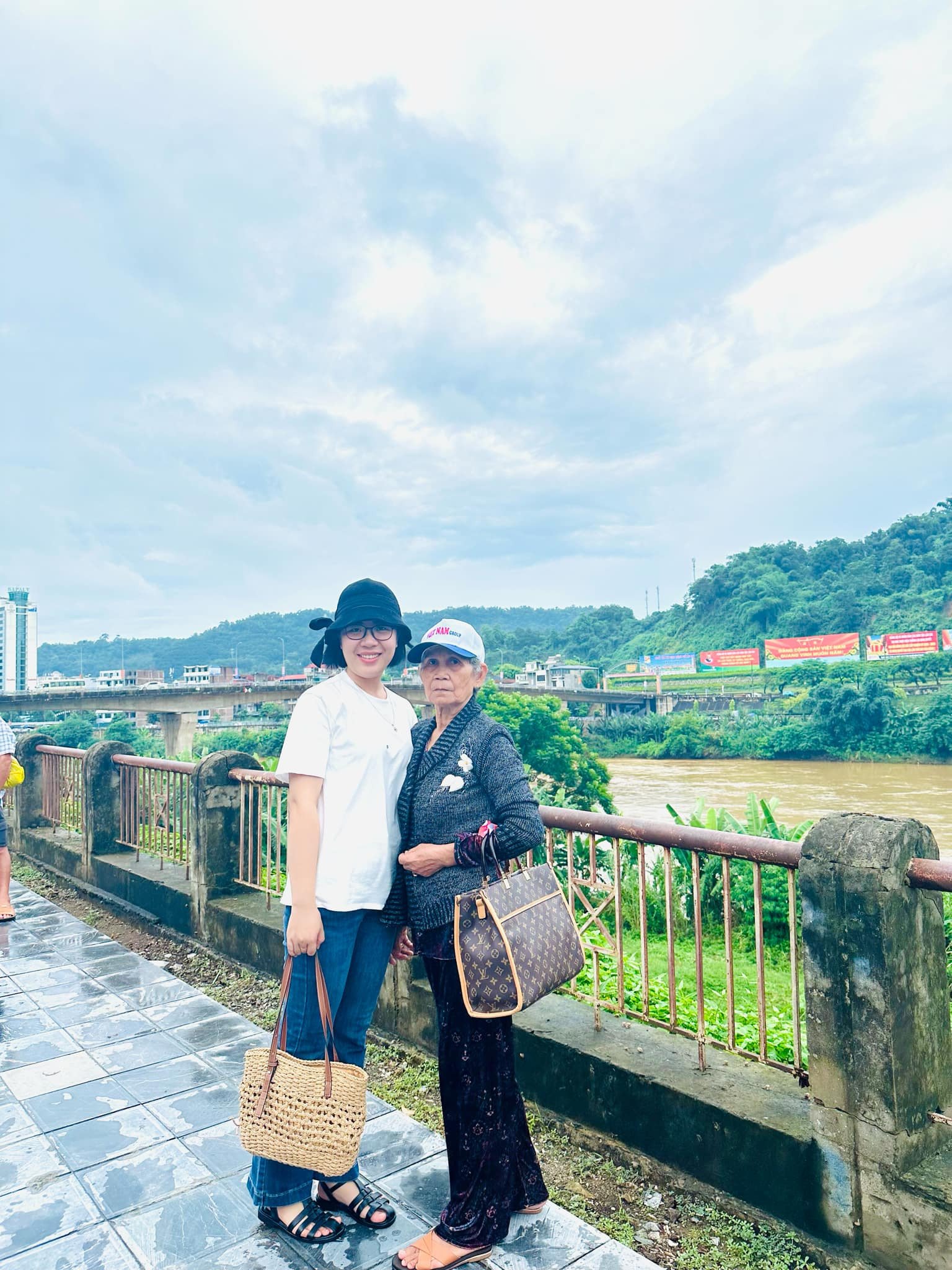 Bà Sáu nhớ mãi chuyến du lịch miền Bắc cùng bạn thân, con gái và cháu gái. Ảnh: Thảo Vy