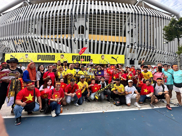 Các CĐV Việt Nam và Malaysia đã dành cho nhau những cử chỉ thân thiện, trước trận đấu có ảnh hưởng lớn tới&nbsp;tấm vé tham dự Asian Cup 2027.