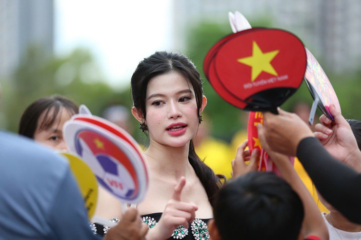 Một fan nữ gây chú ý với vẻ ngoài gợi cảm.