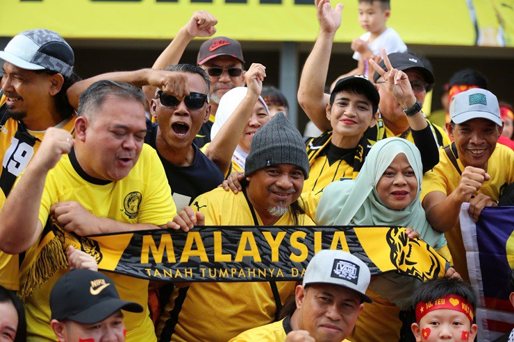 Nhóm CĐV Malaysia cũng cho thấy họ không hề lép vế người hâm mộ Việt Nam về độ cuồng nhiệt.