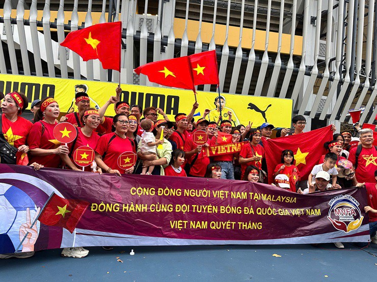 Các CĐV Việt Nam sẵn sàng biến SVĐ Bukit Jalil thành "sân nhà" của thầy trò HLV Kim Sang Sik.