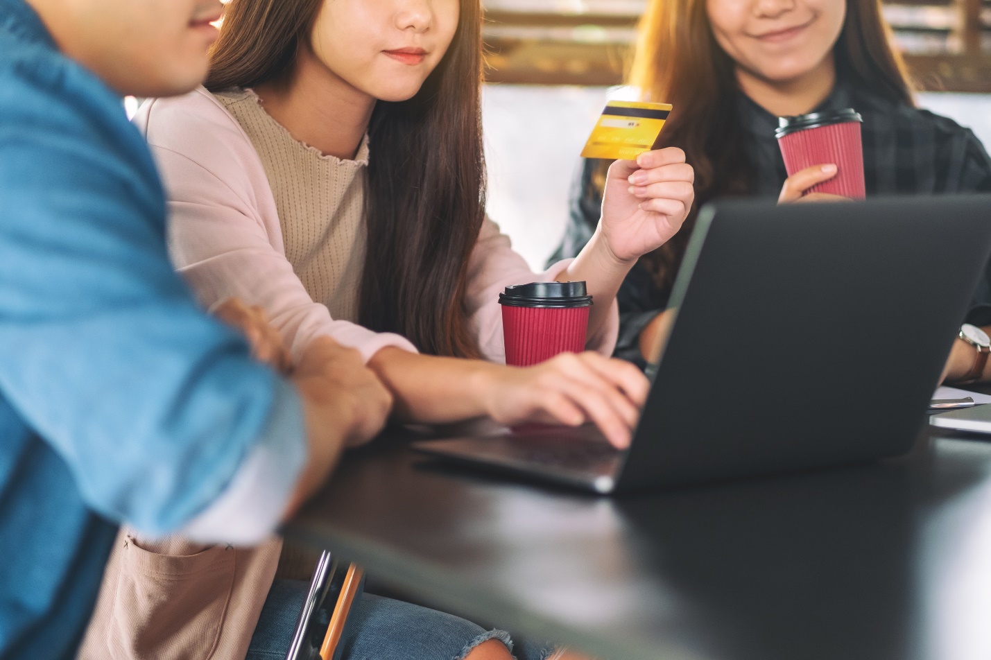 Những thói quen chi tiêu cảm tính khiến giới trẻ thường “thiếu trước hụt sau”. Hình minh họa: Thành Quốc.