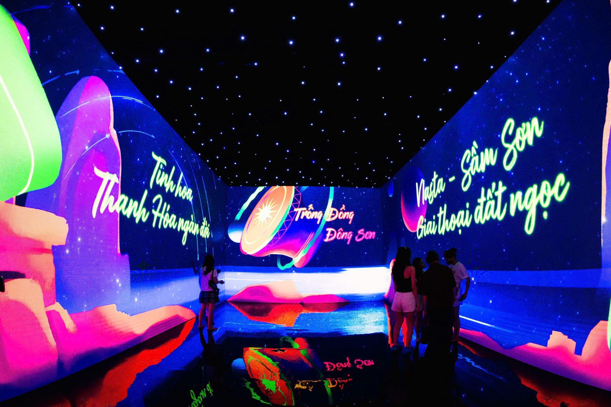 Các du khách hoà mình vào trải nghiệm Immersive Room lần đầu tiên tại Thanh Hóa