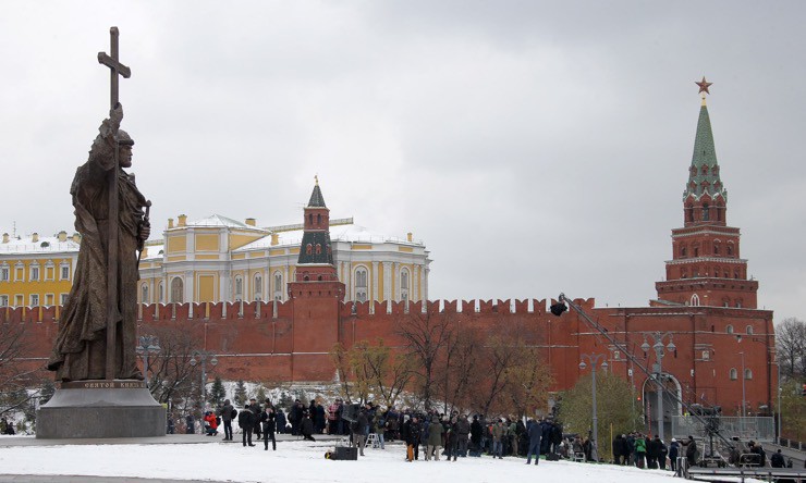 Tượng Vladimir đại đế được dựng bên ngoài Điện Kremlin, Moscow vào năm 2016. Ảnh: TASS.