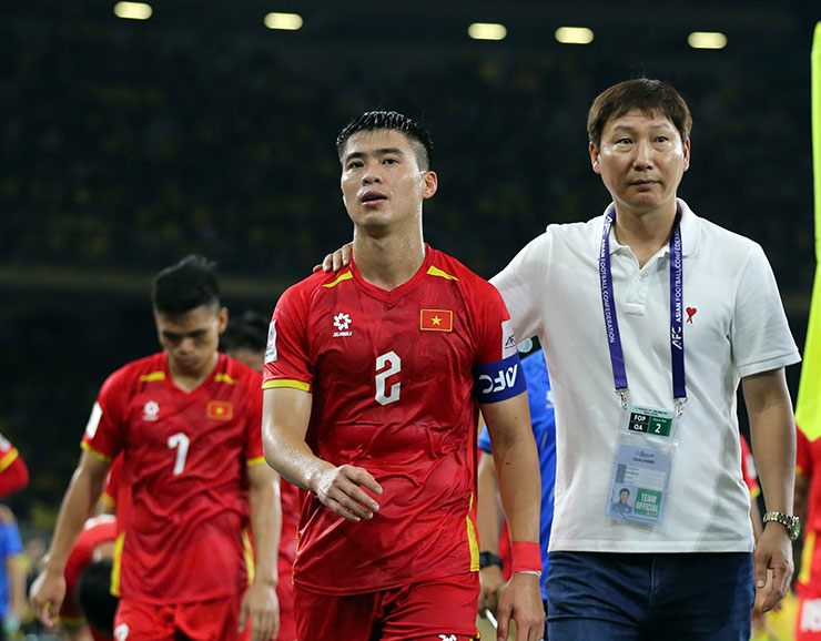 Mặc dù vậy, HLV Kim Sang Sik vẫn động viên Duy Mạnh và các đồng đội ra chào các CĐV