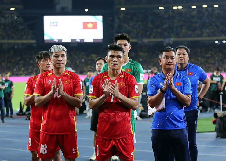 ĐT Việt Nam buồn bã, cảm ơn người hâm mộ sau trận thua Malaysia - 6