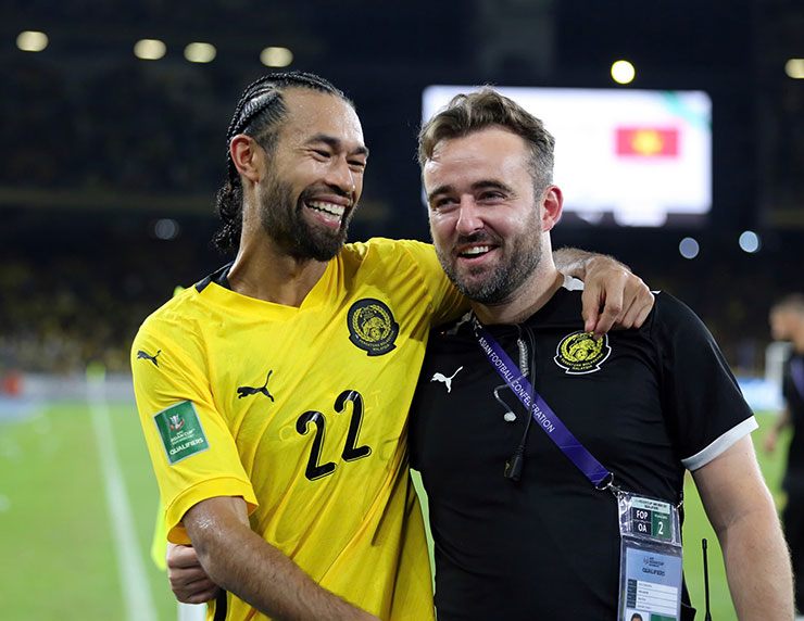 Phía Malaysia ăn mừng khá vui vẻ sau thắng lợi giúp họ đặt 1 chân vào vòng chung kết Asian Cup 2027