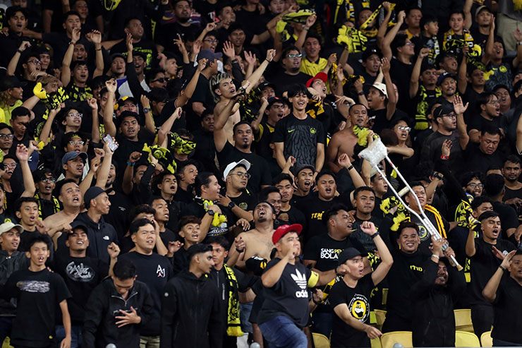 Bầu không khí ăn mừng của fan Malaysia trên các khán đài