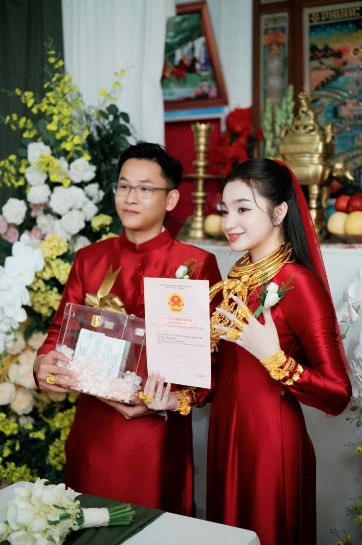 Cặp đôi nhận được quà cưới giá trị trong ngày cưới 