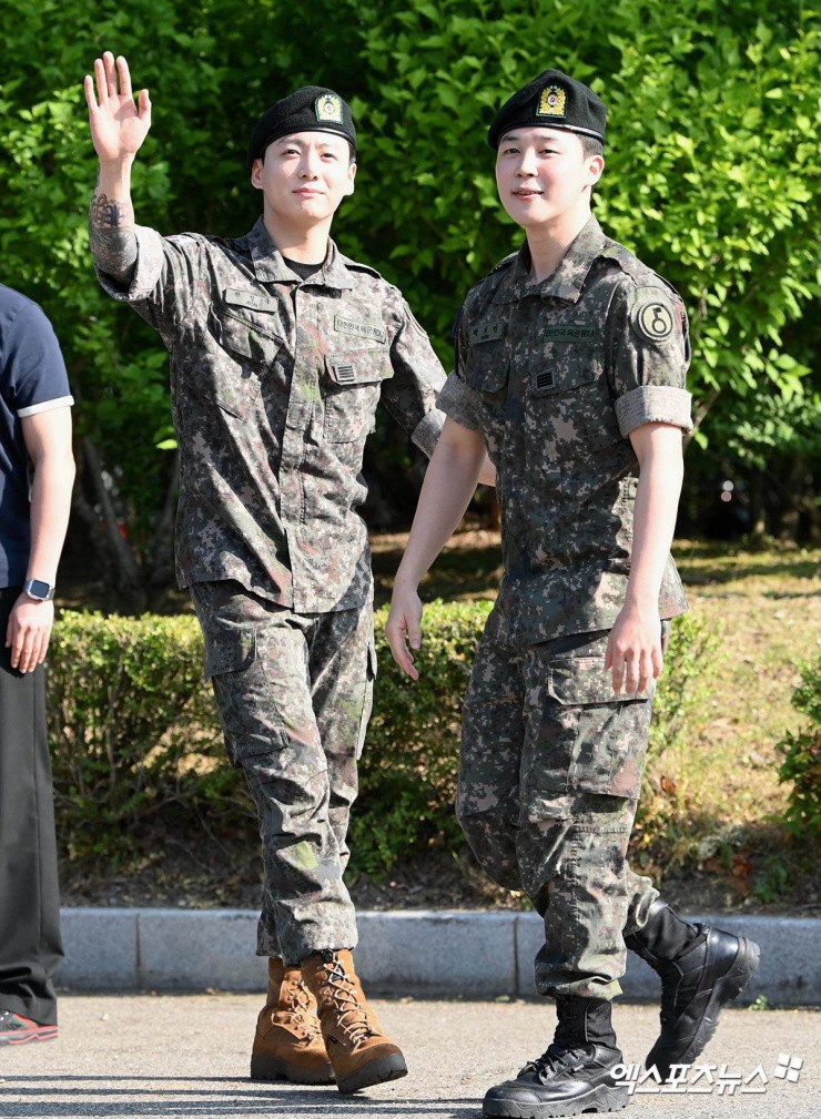 Jungkook - Jimin (BTS) chính thức xuất ngũ: Trắng trẻo hồng hào, lộ má phính và mặt mộc khó tin trước cam thường! - 9