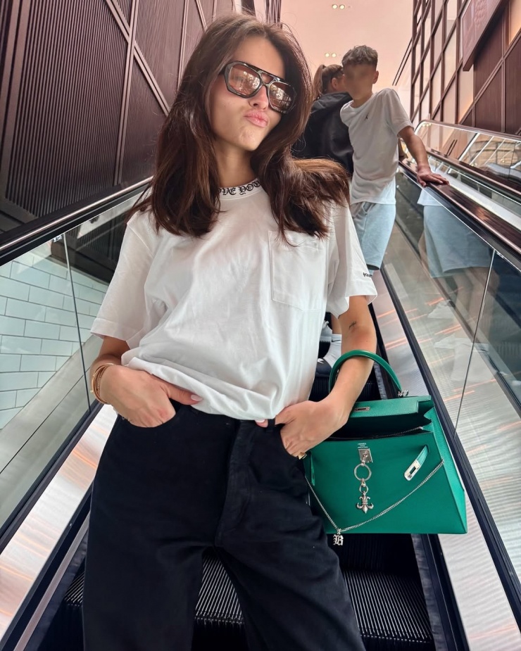 Người đẹp sinh năm 2001 giữ phong thái của một phụ nữ Pháp đặc trưng - đơn giản, thoải mái và tự tin. Cách lựa chọn trang phục của cô cũng dựa trên tiêu chí này.