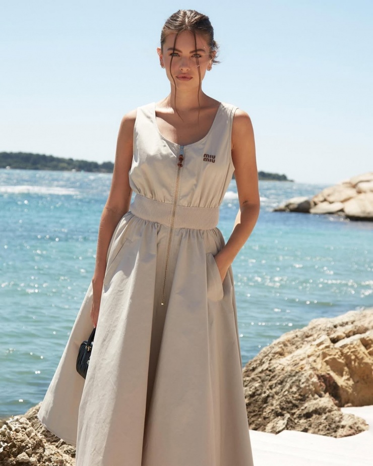 Thylane Blondeau thể hiện nét thanh lịch trong bộ đầm kaki của Miu Miu.