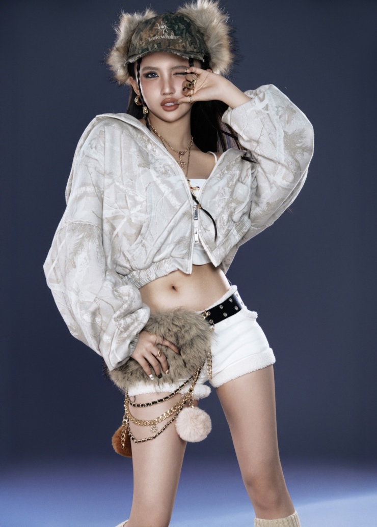 Cô thể hiện cá tính với mũ lưỡi trai đậm chất Y2K, crop top, quần shorts ngắn.