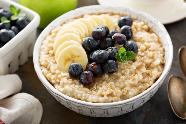 Yến mạch giàu chất xơ hòa tan, đặc biệt là beta-glucan, giúp ổn định đường huyết, giảm mức tăng insulin sau ăn, từ đó hạn chế tích trữ mỡ.