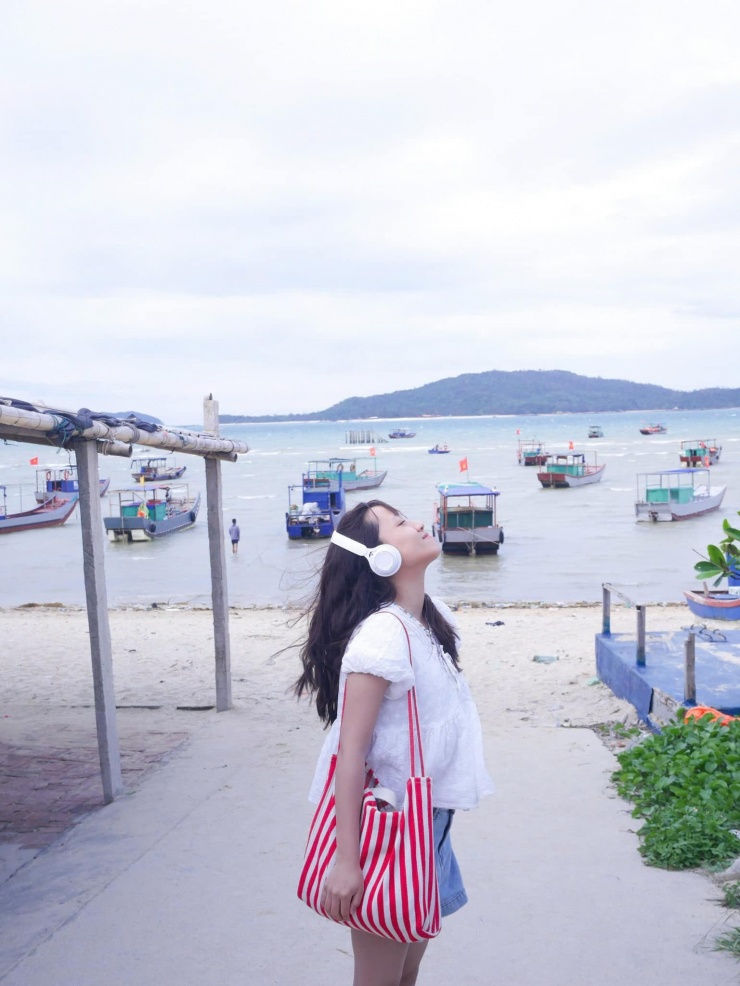 Du khách yêu thích không khí yên bình ở Cô Tô.