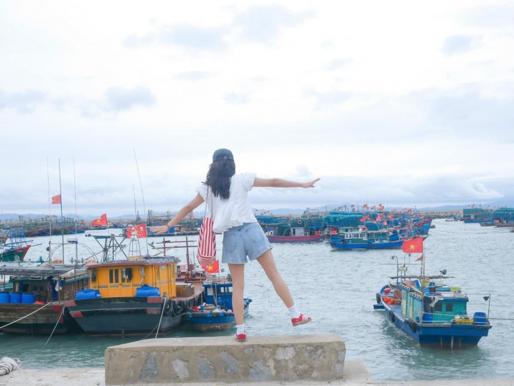 Chụp ảnh bên con đường ra Âu Cảng.