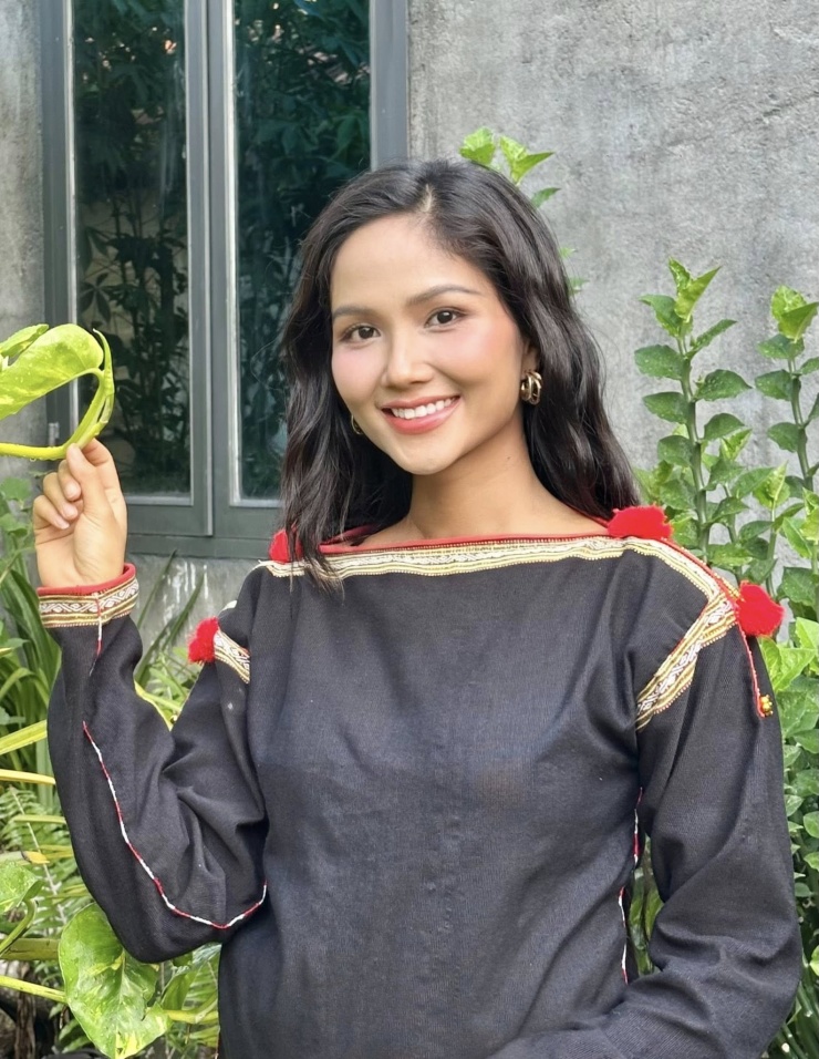 Từ khi đăng quang đến nay, hoa hậu H'Hen Niê ngày càng chiếm thiện cảm từ công chúng. Cô hoạt động với đa dạng vai trò như người mẫu catwalk, người mẫu quảng cáo, giám khảo cuộc thi nhan sắc, tham gia chương trình truyền hình... và duy trì hoạt động thiện nguyện. Người đẹp được nhận xét sống giản dị, hòa đồng, nói không với scandal.