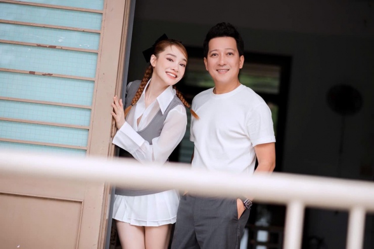 Diễn viên Nhã Phương từng trải qua chuyện tình ồn ào với nghệ sĩ Trường Giang trước khi tiến tới hôn nhân. Cả hai có 2 con chung sinh năm 2019 và 2023. Hiện, cô ít hoạt động nghệ thuật, chuyên tâm vào kinh doanh.&nbsp;