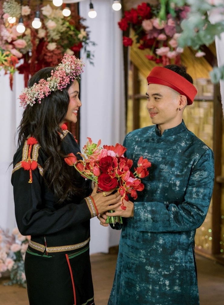 Về đời tư, H'Hen Niê và nhiếp ảnh gia Tuấn Khôi yêu và gắn bó nhiều năm trước khi làm lễ cưới ở quê nhà Đắk Lắk hồi tháng 3. Đám cưới diễn ra riêng tư, chỉ có gia đình, họ hàng hai bên.