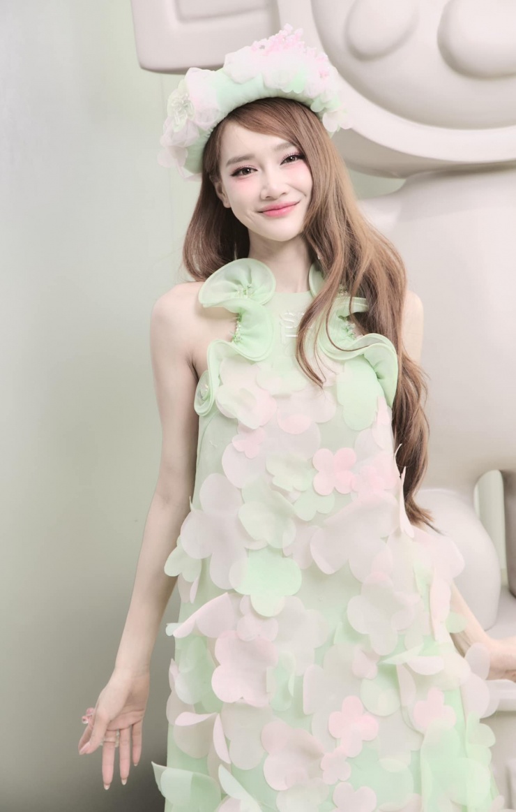 Hơn 15 năm hoạt động, Nhã Phương ghi dấu ấn qua các phim truyền hình như: "Vừa đi vừa khóc"; "Tuổi thanh xuân"; "Zippo, mù tạt và em"; "Khúc hát mặt trời"; "Cây táo nở hoa"; "Yêu trước ngày cưới". Cô cũng gây ấn tượng với một số phim điện ảnh như "Quả tim máu", "49 ngày", "Lôi báo", Trạng Quỳnh"...