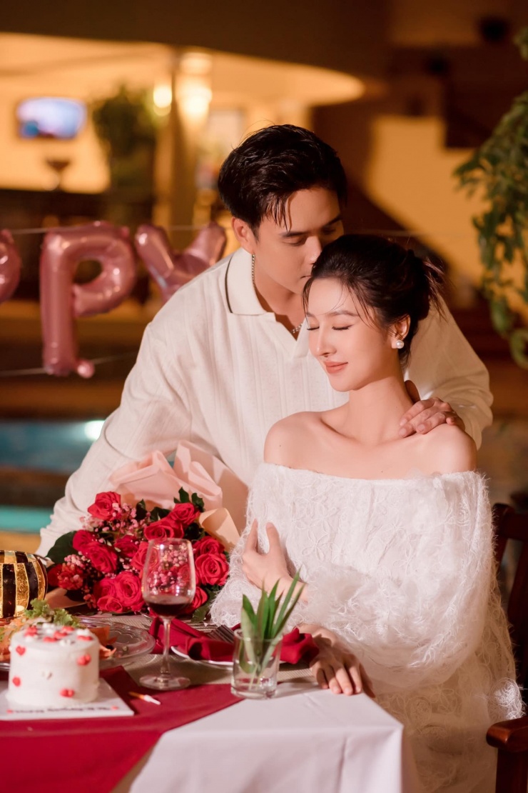 Về đời tư, Hồ Quang Hiếu từng kết hôn với hot girl Ivy, ly hôn sau 2 tháng. Anh cũng từng yêu ca sĩ Bảo Anh, mối quan hệ kết thúc trong ồn ào. Năm 2023, Hồ Quang Hiếu kết hôn với người mẫu kém 17 tuổi Tuệ Như (ảnh) sau 3 tháng yêu. Năm 2025, ở tuổi 42, anh có con đầu lòng, đặt tên là Nguyễn Trần Quang Vinh.