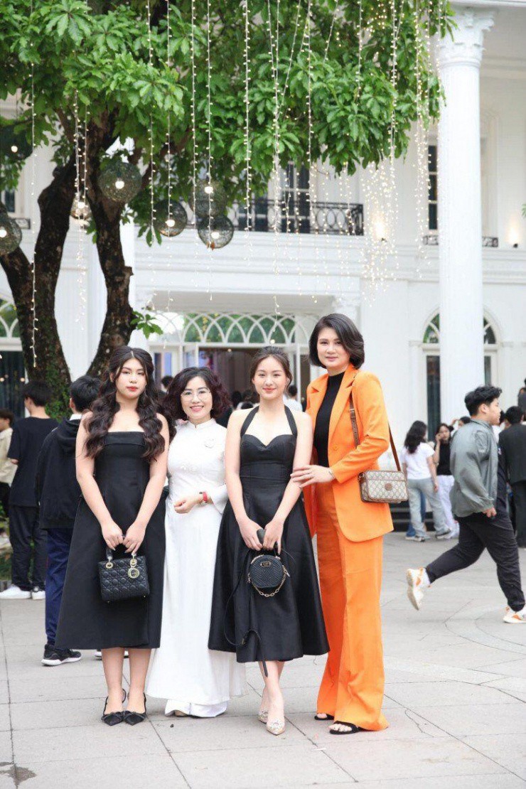Con gái "hoa khôi bóng chuyền" Kim Huệ lấy hết nét đẹp của mẹ, 13 tuổi cao gần 1m70, bắp tay rắn chắc, mặt đẹp như hoa hậu - 8