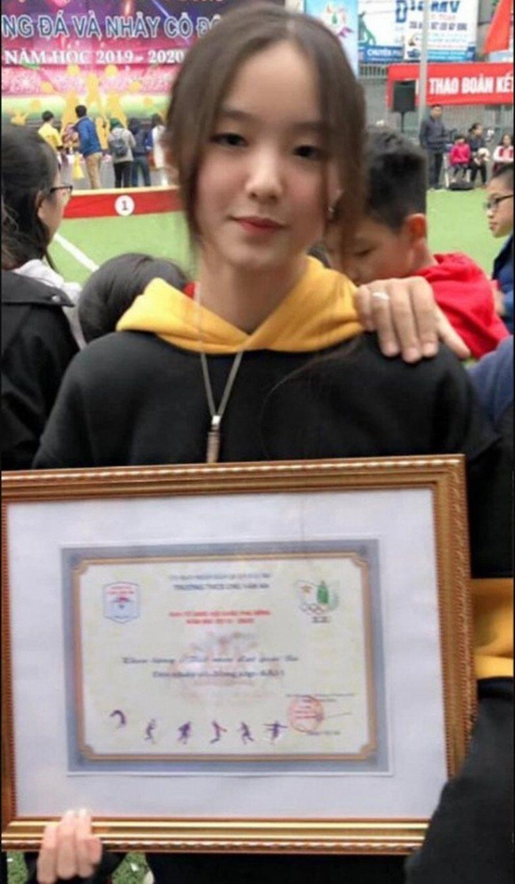 Con gái "hoa khôi bóng chuyền" Kim Huệ lấy hết nét đẹp của mẹ, 13 tuổi cao gần 1m70, bắp tay rắn chắc, mặt đẹp như hoa hậu - 12