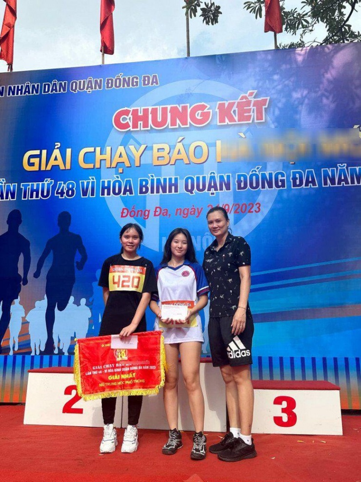 Con gái "hoa khôi bóng chuyền" Kim Huệ lấy hết nét đẹp của mẹ, 13 tuổi cao gần 1m70, bắp tay rắn chắc, mặt đẹp như hoa hậu - 11