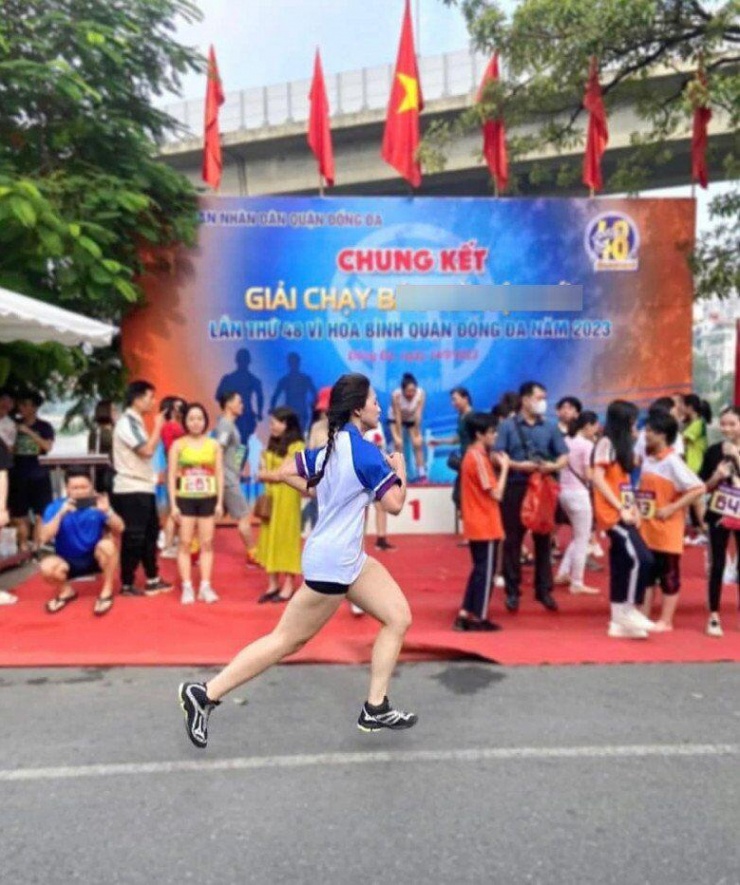 Con gái "hoa khôi bóng chuyền" Kim Huệ lấy hết nét đẹp của mẹ, 13 tuổi cao gần 1m70, bắp tay rắn chắc, mặt đẹp như hoa hậu - 10