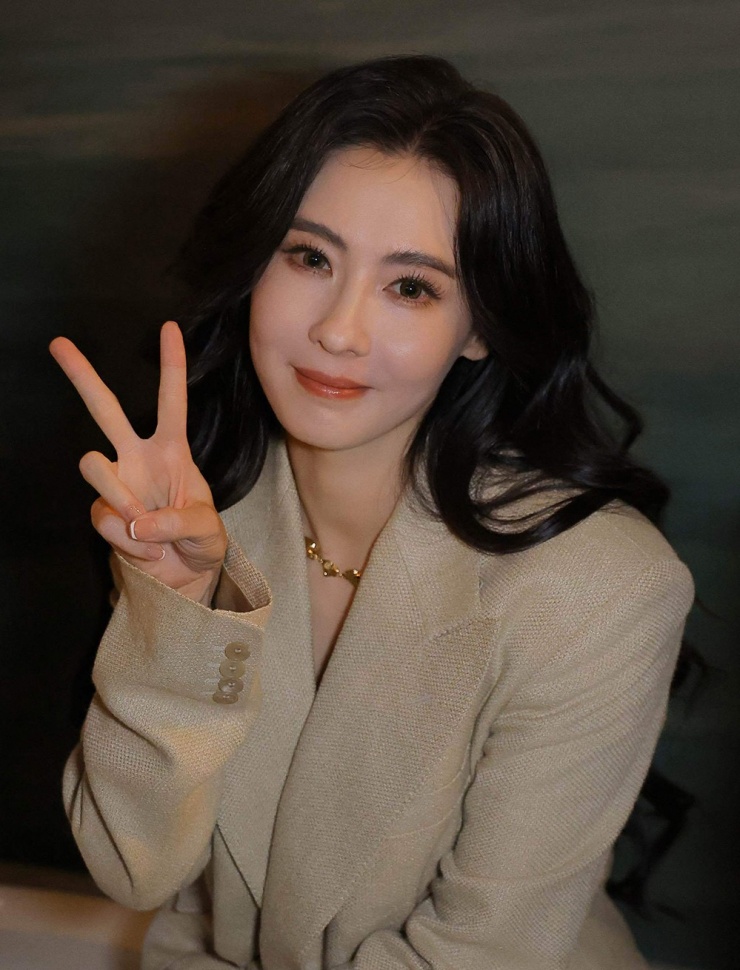 Trương Bá Chi ở tuổi 45, theo On, những năm gần đây cô đắt show truyền hình, thời trang, livestream bán hàng.