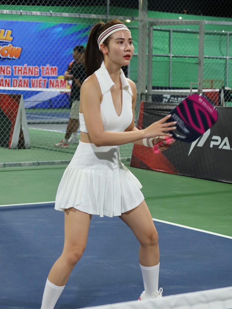 Pickleball là môn thể thao thích hợp cho những hội bạn và các hội bạn Vbiz hiện tại thường chọn sân pickleball là nơi tụ hội với nhau