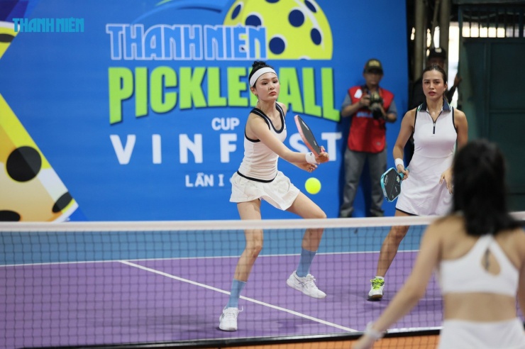 Hiền Hồ có lẽ là 1 trong những nghệ sỹ đầu tiên tại Việt Nam gia nhập đường đua Pickleball. Còn nhớ tại 1 giải đấu tổ chức tháng 7 năm ngoái, Hiền Hồ xuất hiện và đã gây được sự chú ý lớn, tuy nhiên hình ảnh đọng lại với người hâm mộ chỉ là những pha xử lý bóng vụng về, ngây ngô
