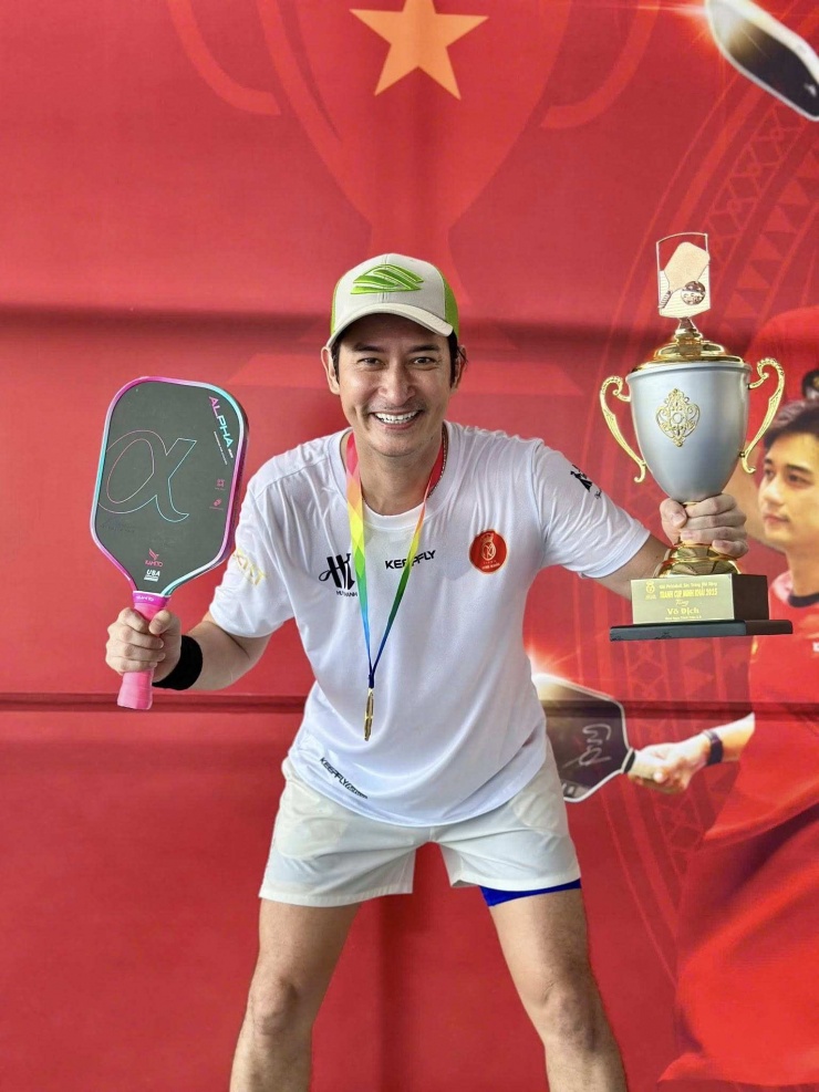 Diễn viên Huy Khánh cũng là celeb dành niềm đam mê lớn với bộ môn pickleball. Nam diễn viên cũng đã tham gia nhiều giải đấu và có thành tích kha khá