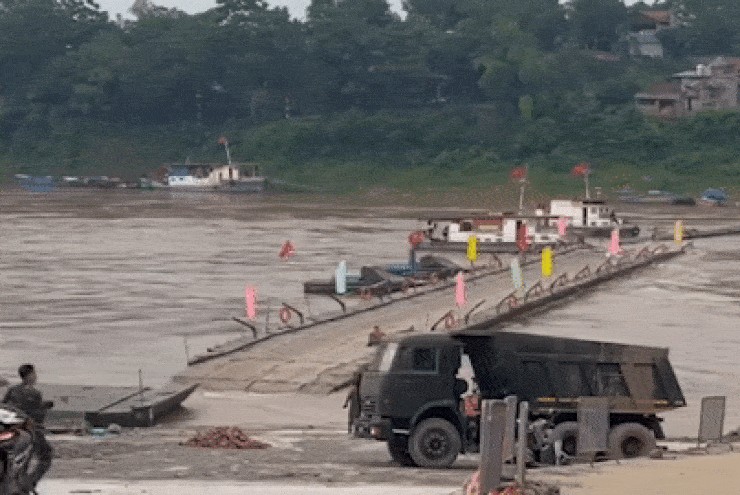 Cắt khẩn cấp cầu phao Phong Châu
