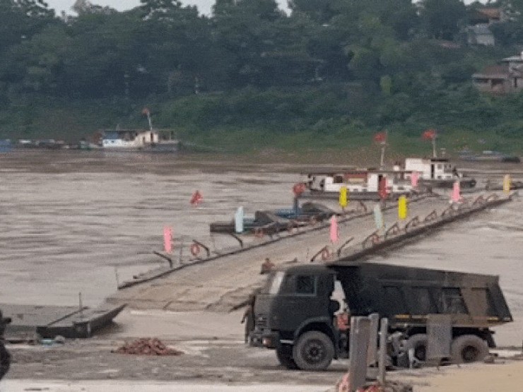 Cắt khẩn cấp cầu phao Phong Châu