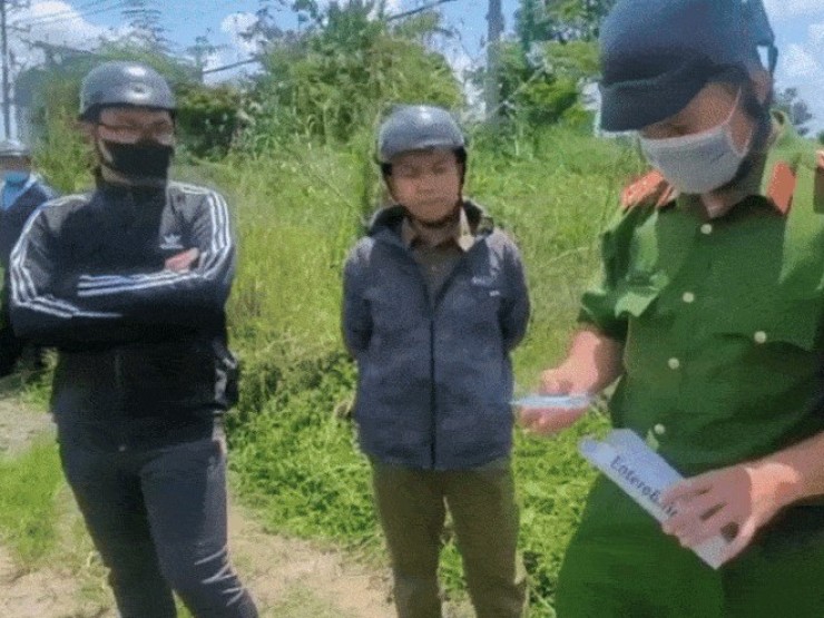 Hoạt động bí hiểm của công ty đứng sau vụ đổ thực phẩm chức năng ở Bình Chánh