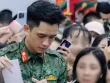 Thấy gì từ tình trạng hàng nghìn người đổ xô ra ga tàu, vây quanh nam thần quân đội?