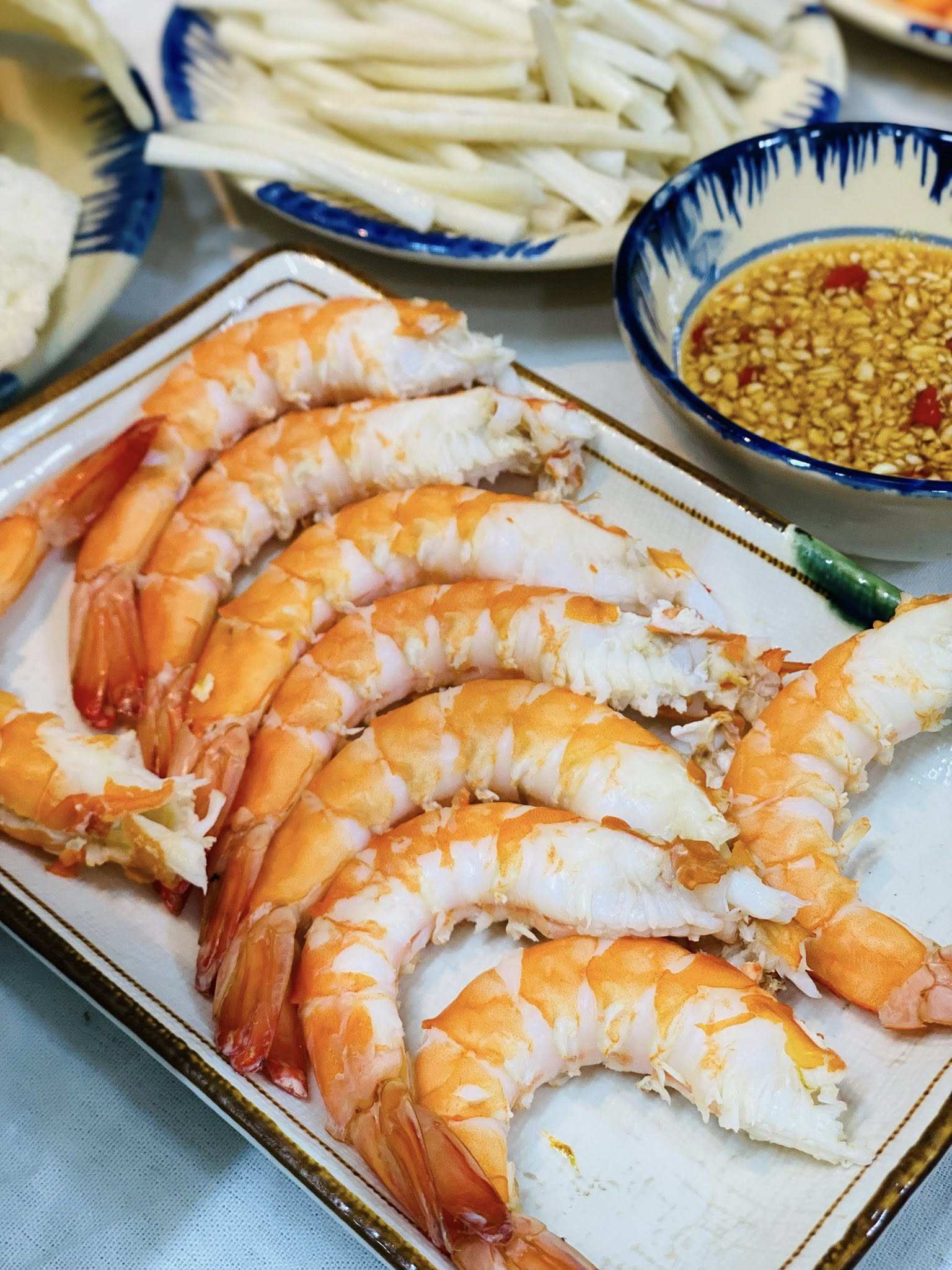 Thái thịt mỏng, vừa ăn. Tôm lột sạch vỏ, bỏ chỉ đen.