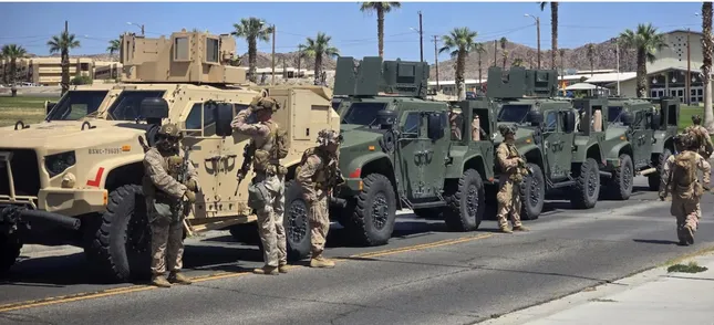 Lực lượng thuỷ quân lục chiến Mỹ xếp hàng khi chuẩn bị đến Los Angeles. (Ảnh: Reuters)