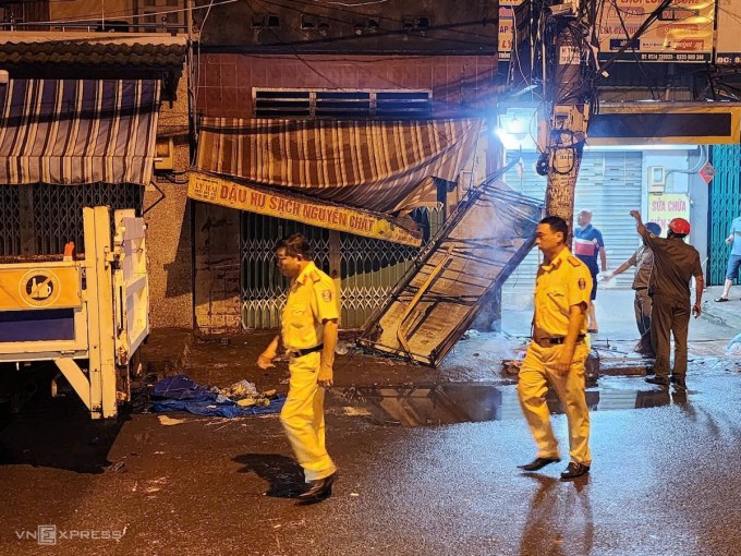 Cảnh sát khám nghiệm hiện trường vụ tai nạn khiến hai thanh niên tử vong. Ảnh: Đình Văn