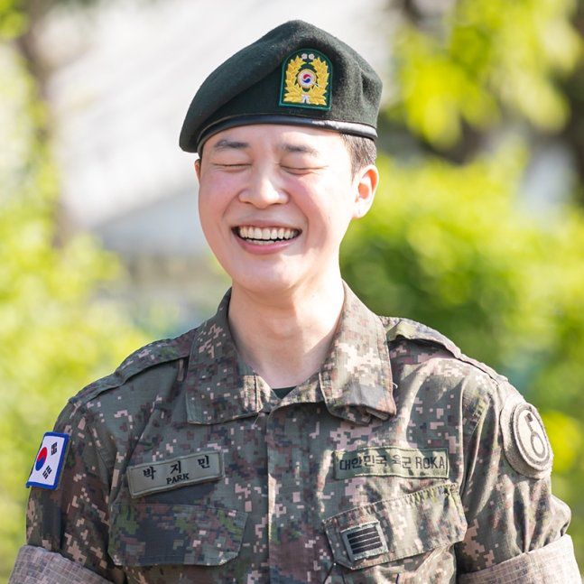 Gương mặt của Jimin lộ rõ má bánh bao tròn trịa, dễ thương hơn hẳn